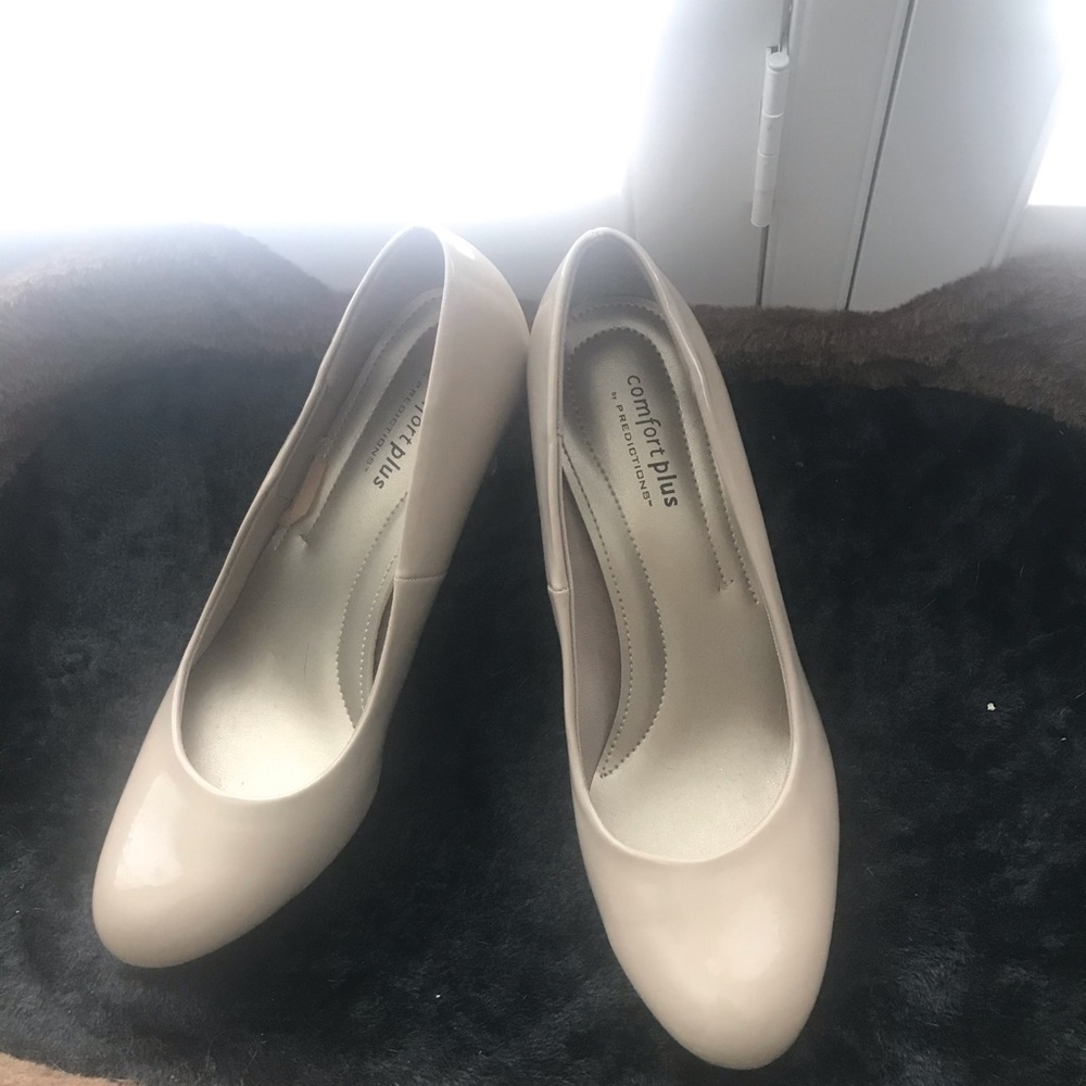 Nude pumps by Predictions